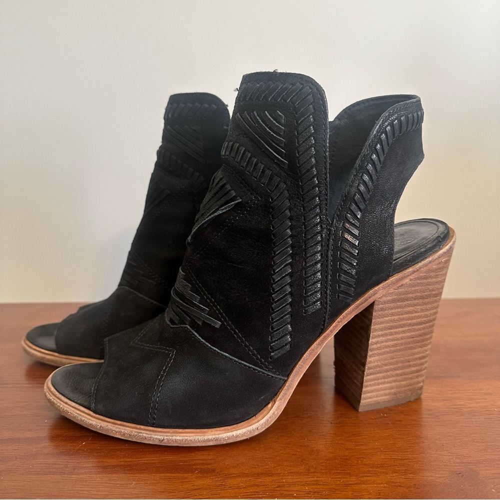 Women’s Vince Camuto block heel. Black. size: 10
